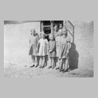114-0034 Im Fenster Minna Bernecker mit einer Verwandten. Vor dem Fenster die Geschwister Christa, Gertrud, Irmgard, Hedwig und Erna Bernecker.jpg